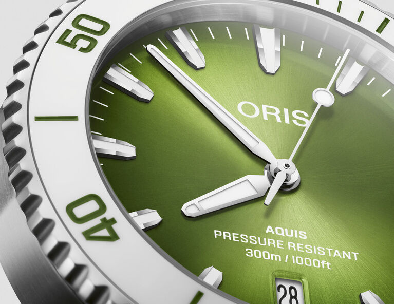 Oris Aquis Date Taste of Summer Green Dial Stainless Steel Mens 41.5mm Watch